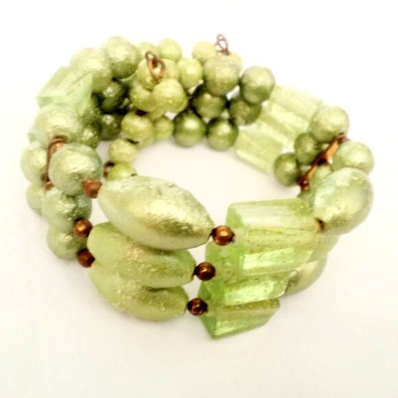 Vintage Mid Century Green Beaded Wire Wrap Bracelet - Picture 2 of 8